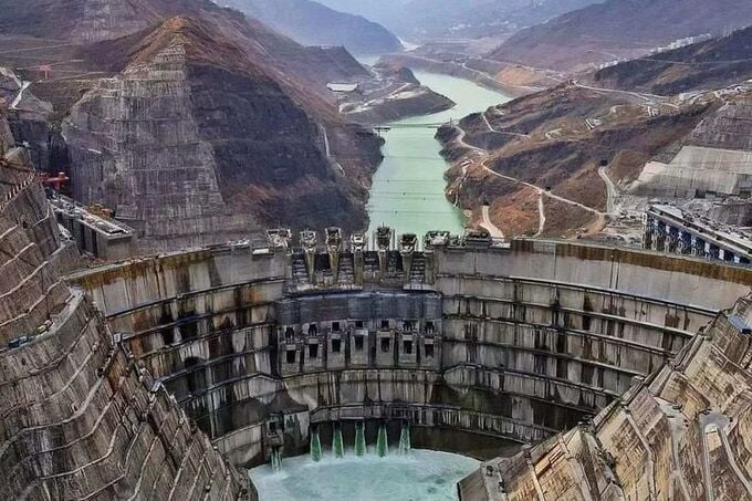 Đập Long Than cao 216.2m và dài 849m, là đập bê tông cao nhất trên thế giới Đập Long Than cao 216.2m và dài 849m, là đập bê tông cao nhất trên thế giới