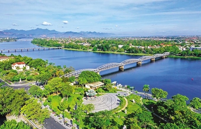 Thành phố Huế thơ mộng hai bên dòng sông Hương. Ảnh minh họa. Thành phố Huế thơ mộng hai bên dòng sông Hương. Ảnh minh họa.