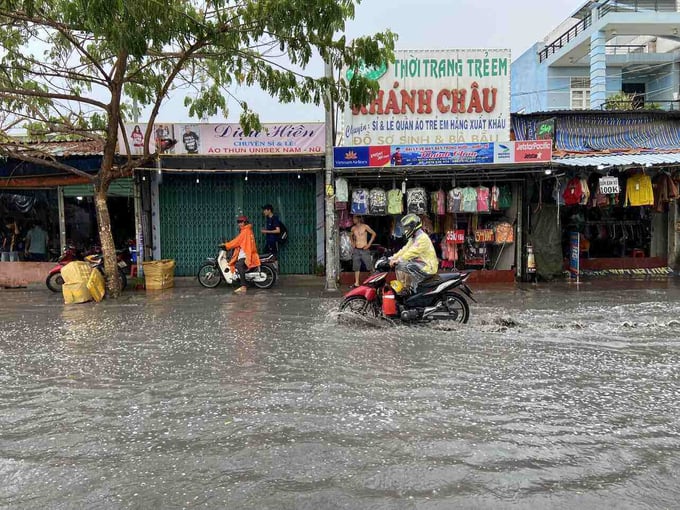 Tình trạng ngập lụt sau cơn mưa ngày 5/5 vừa qua. Ảnh: Báo Lao Động Tình trạng ngập lụt sau cơn mưa ngày 5/5 vừa qua. Ảnh: Báo Lao Động