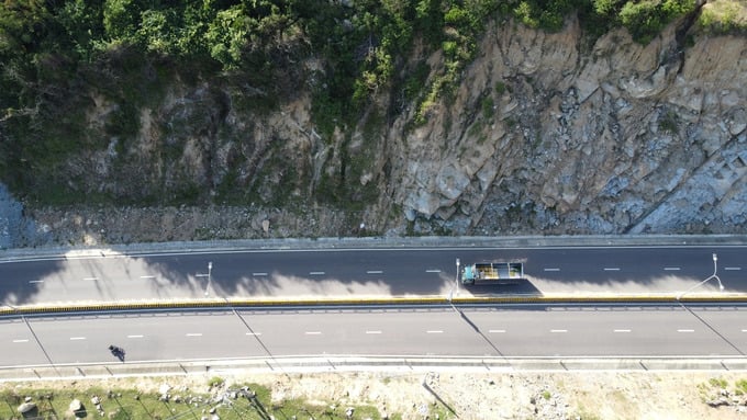 Tuyến đường ven biển qua tỉnh Bình Định có chiều dài hơn 115km, với tổng vốn đầu tư hơn 9.000 tỷ đồng. Ảnh: Thanh Niên Tuyến đường ven biển qua tỉnh Bình Định có chiều dài hơn 115km, với tổng vốn đầu tư hơn 9.000 tỷ đồng. Ảnh: Thanh Niên