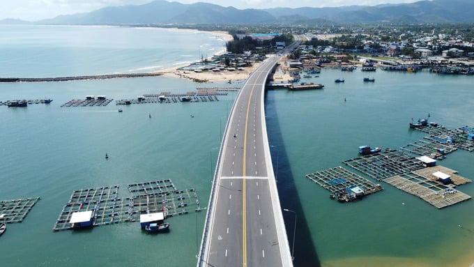 Tuyến đường này đóng vai trò là động lực thúc đẩy phát triển toàn diện cho khu vực phía đông của tỉnh Bình Định. Ảnh: Thanh Niên Tuyến đường này đóng vai trò là động lực thúc đẩy phát triển toàn diện cho khu vực phía đông của tỉnh Bình Định. Ảnh: Thanh Niên