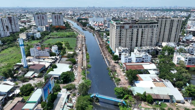 Song hành cùng việc đẩy nhanh tiến độ, BQLDA cũng quan tâm đến chất lượng công trình. Ảnh: Internet Song hành cùng việc đẩy nhanh tiến độ, BQLDA cũng quan tâm đến chất lượng công trình. Ảnh: Internet 