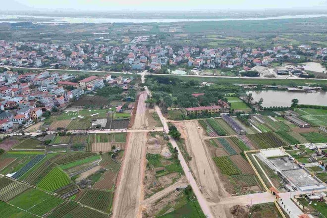 Vành đai 4 Hà Nội đoạn qua thôn Khê Ngoại 2 (xã Văn Khê, huyện Mê Linh) vẫn đang trong tình trạng chờ giải phóng mặt bằng. Ảnh: Internet Vành đai 4 Hà Nội đoạn qua thôn Khê Ngoại 2 (xã Văn Khê, huyện Mê Linh) vẫn đang trong tình trạng chờ giải phóng mặt bằng. Ảnh: Internet 