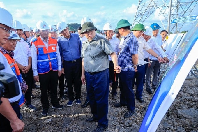 Thủ tướng trong chuyến thị sát dự án đường dây 500 kV mạch 3. Ảnh: VGP Thủ tướng trong chuyến thị sát dự án đường dây 500 kV mạch 3. Ảnh: VGP 