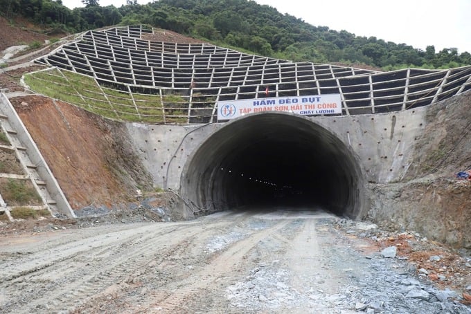 Đại công trường hầm đường bộ xuyên núi duy nhất trên cao tốc Bắc – Nam qua tỉnh Hà Tĩnh - Ảnh 2 Đại công trường hầm đường bộ xuyên núi duy nhất trên cao tốc Bắc – Nam qua tỉnh Hà Tĩnh - Ảnh 2