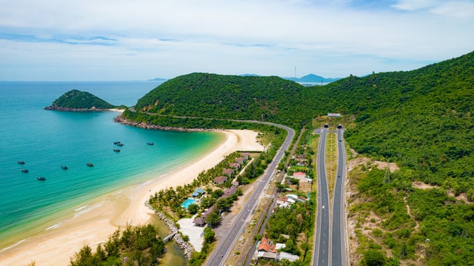 Hầm Đèo Cả là tuyến hầm dài thứ 2 cả nước chỉ sau đèo Hải Vân. Ảnh: Thảo Quyên Hầm Đèo Cả là tuyến hầm dài thứ 2 cả nước chỉ sau đèo Hải Vân. Ảnh: Thảo Quyên