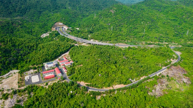 Hầm Đèo Cả dài gần 14km kết nối 2 tỉnh Phú Yên - Khánh Hòa. Ảnh: Thảo Quyên Hầm Đèo Cả dài gần 14km kết nối 2 tỉnh Phú Yên - Khánh Hòa. Ảnh: Thảo Quyên