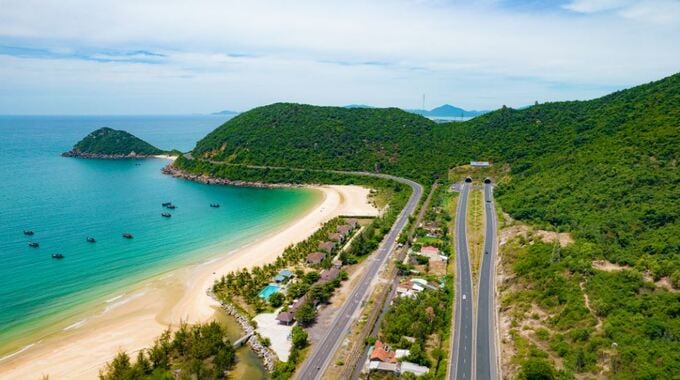 Hầm Đèo Cả được xem là cú hích cho sự phát triển kinh tế trục Bắc - Nam. Ảnh: Thảo Quyên Hầm Đèo Cả được xem là "cú hích" cho sự phát triển kinh tế trục Bắc - Nam. Ảnh: Thảo Quyên 