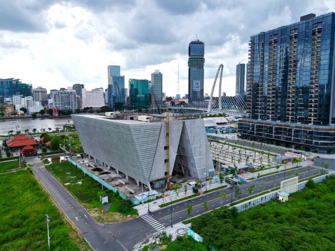 Với kiến trúc độc đáo gồm hai khối đặt nghiêng, chụm vào nhau, khối thép tạo hình tam giác, tòa nhà được kỳ vọng trở thành biểu tượng mới trong Khu đô thị mới Thủ Thiêm. Nguồn: Báo Lao Động Với kiến trúc độc đáo gồm hai khối đặt nghiêng, chụm vào nhau, khối thép tạo hình tam giác, tòa nhà được kỳ vọng trở thành biểu tượng mới trong Khu đô thị mới Thủ Thiêm. Nguồn: Báo Lao Động