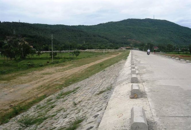 Trước mùa mưa lũ, các vị trí xung yếu có nguy cơ mất an toàn trên tuyến đê được lên dây cót bảo vệ nghiêm ngặt (Ảnh: Internet) Trước mùa mưa lũ, các vị trí xung yếu có nguy cơ mất an toàn trên tuyến đê được "lên dây cót" bảo vệ nghiêm ngặt (Ảnh: Internet) 