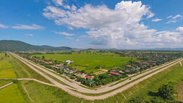 Tuyến đê La Giang bảo vệ an toàn cho hơn 300.000 người dân và hơn 48.000ha đất canh tác (Ảnh: Internet) Tuyến đê La Giang bảo vệ an toàn cho hơn 300.000 người dân và hơn 48.000ha đất canh tác (Ảnh: Internet) 