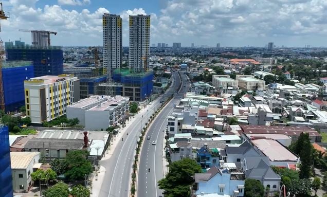Dọc trục đường Đông Tây đã có nhiều dự án BĐS được triển khai. Ảnh: Hạ Vy Dọc trục đường Đông Tây đã có nhiều dự án BĐS được triển khai. Ảnh: Hạ Vy 