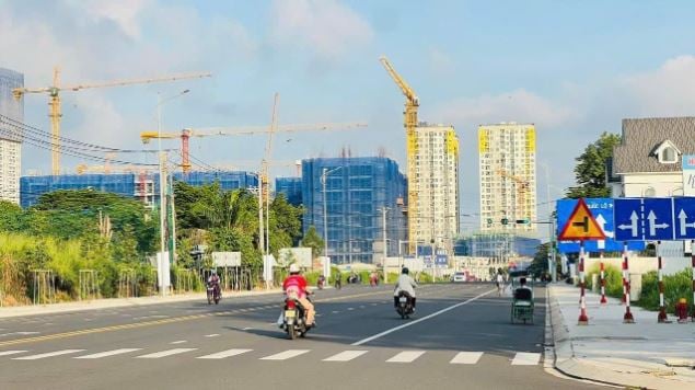 Một loạt dự án bất động sản quanh trục Đông Tây mới khánh thành. Ảnh: Hạ Vy Một loạt dự án bất động sản quanh trục Đông Tây mới khánh thành. Ảnh: Hạ Vy 