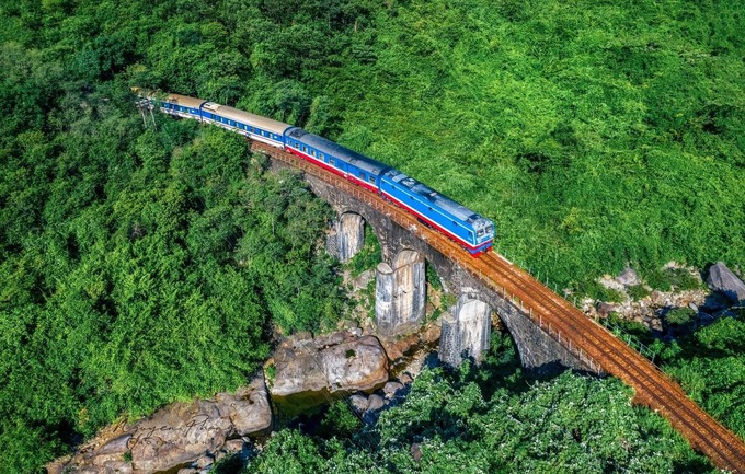 Cung đường sắt qua đèo Hải Vân được đánh giá là cung đường sắt đẹp nhất Việt Nam. Ảnh: Nguyễn T.A Phong Cung đường sắt qua đèo Hải Vân được đánh giá là cung đường sắt đẹp nhất Việt Nam. Ảnh: Nguyễn T.A Phong 