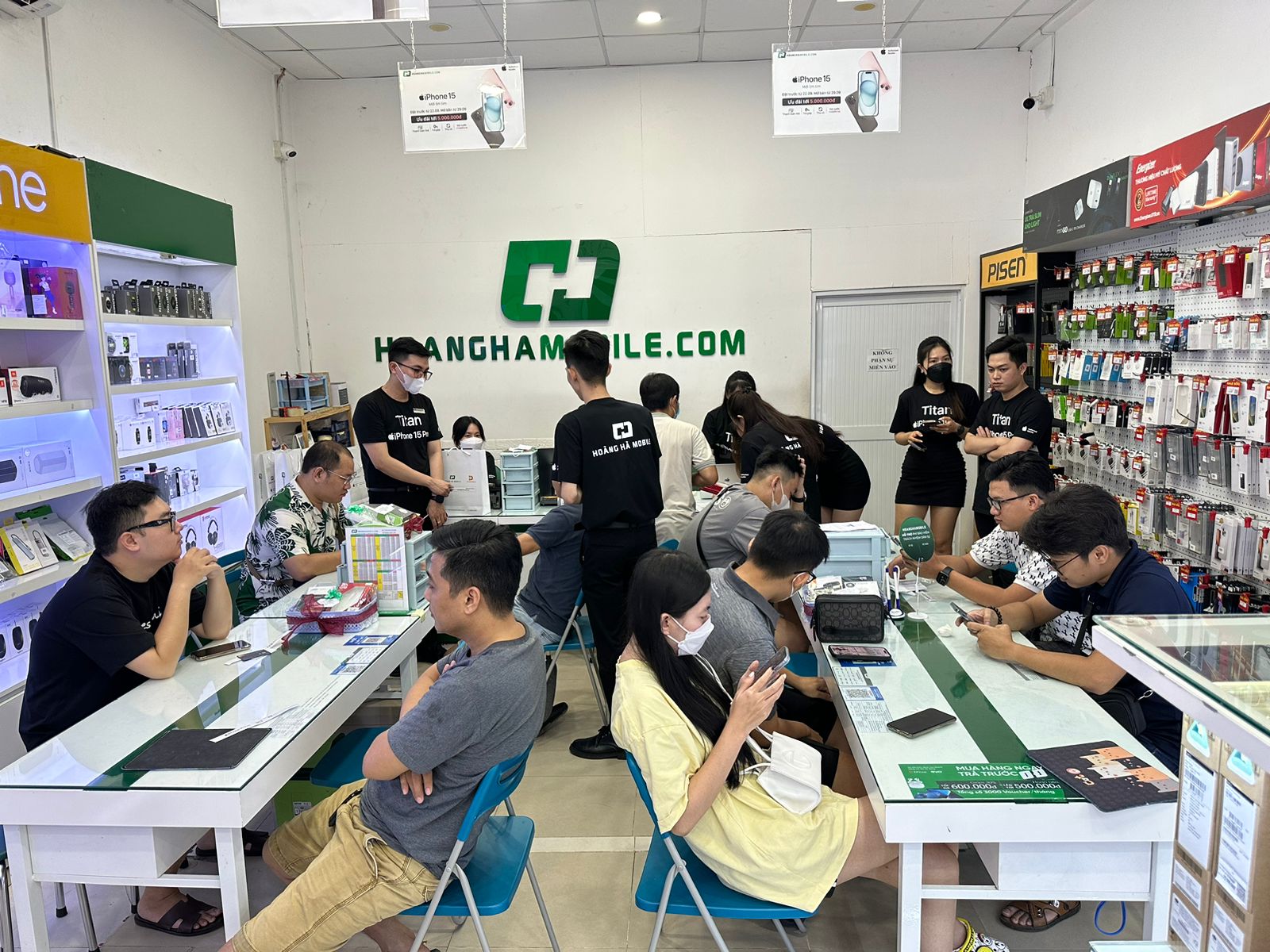 Mức giá bán cạnh tranh nhất thị trường giúp Hoàng Hà Mobile có một tệp khách hàng đồ sộ Mức giá bán cạnh tranh nhất thị trường giúp Hoàng Hà Mobile có một tệp khách hàng đồ sộ 