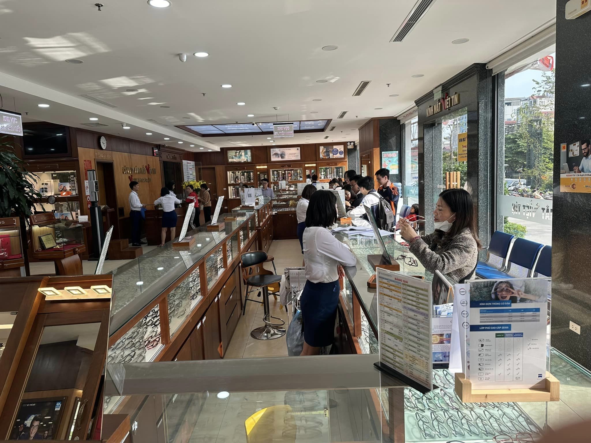 Hệ thống rộng khắp giúp Kính mắt Việt Tín có một lượng khách hàng khá lớn trên địa bàn Thủ đô Hệ thống rộng khắp giúp Kính mắt Việt Tín có một lượng khách hàng khá lớn trên địa bàn Thủ đô
