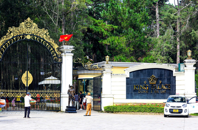 Dinh 1 Đà Lạt còn có tên gọi khác là Dinh Bảo Đại 1, Dinh 1 Bảo Đại, Dinh Gia Long nằm trên đường Trần Quang Diệu thuộc phường 10, Tp.Đà Lạt. Dinh 1 Đà Lạt còn có tên gọi khác là Dinh Bảo Đại 1, Dinh 1 Bảo Đại, Dinh Gia Long nằm trên đường Trần Quang Diệu thuộc phường 10, Tp.Đà Lạt. 