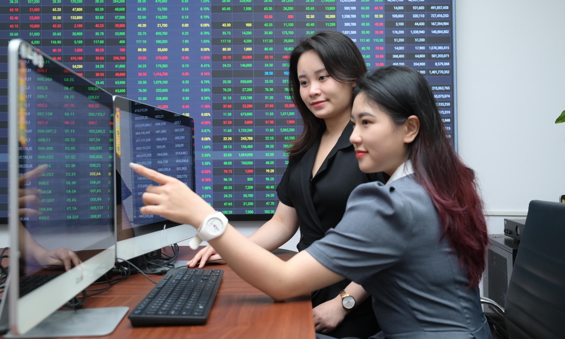 Lên trong nghi ngờ, VN-Index sẽ trở lại mốc 1.300 điểm trong tháng 12? - Ảnh 1 Lên trong nghi ngờ, VN-Index sẽ trở lại mốc 1.300 điểm trong tháng 12? - Ảnh 1