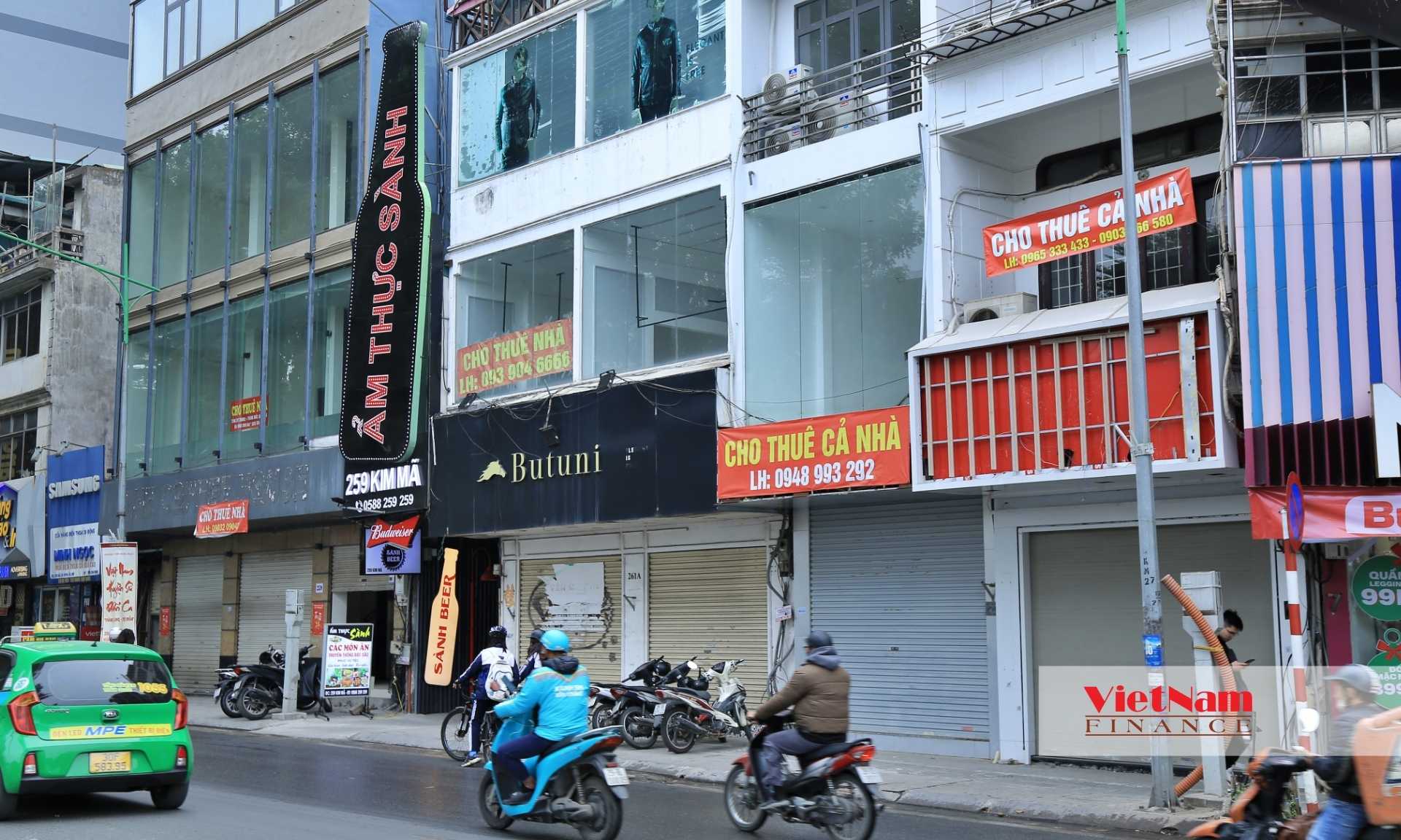 Dãy mặt bằng bỏ trống vì không có khách thuê trên phố Kim Mã. Dãy mặt bằng bỏ trống vì không có khách thuê trên phố Kim Mã.