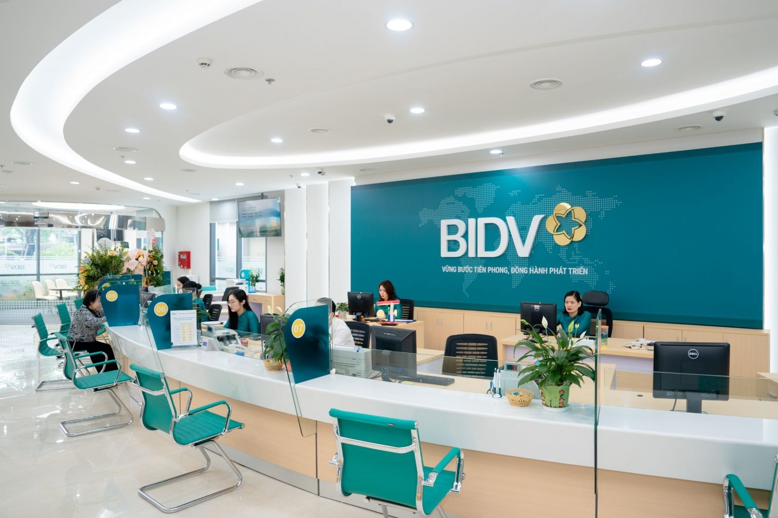 Nhà đầu tư trong nước là Tổng công ty đầu tư và kinh doanh vốn nhà nước (SCIC) mua 38,7 triệu cp. Nhà đầu tư trong nước là Tổng công ty đầu tư và kinh doanh vốn nhà nước (SCIC) mua 38,7 triệu cp.
