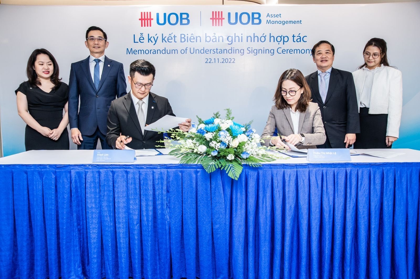 Ngân hàng UOB Việt Nam và Bà Thiều Thị Nhật Lệ, Tổng Giám đốc UOBAM Việt Nam ký Biên bản ghi nhớ hợp tác (Nguồn: CTV). Ngân hàng UOB Việt Nam và Bà Thiều Thị Nhật Lệ, Tổng Giám đốc UOBAM Việt Nam ký Biên bản ghi nhớ hợp tác (Nguồn: CTV). 