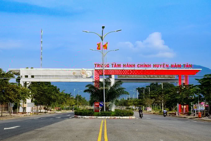 Các sở, ngành, huyện và nhà đầu tư nỗ lực gỡ vướng mặt bằng khu công nghiệp (KCN) Tân Đức để thi công và khánh thành hạ tầng. Các sở, ngành, huyện và nhà đầu tư nỗ lực gỡ vướng mặt bằng khu công nghiệp (KCN) Tân Đức để thi công và khánh thành hạ tầng.