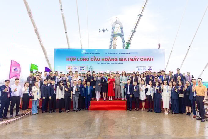 Hợp long cầu Hoàng Gia kết nối trực tiếp Vinhomes Royal Island với trung tâm Hải Phòng - Ảnh 1 Hợp long cầu Hoàng Gia kết nối trực tiếp Vinhomes Royal Island với trung tâm Hải Phòng - Ảnh 1