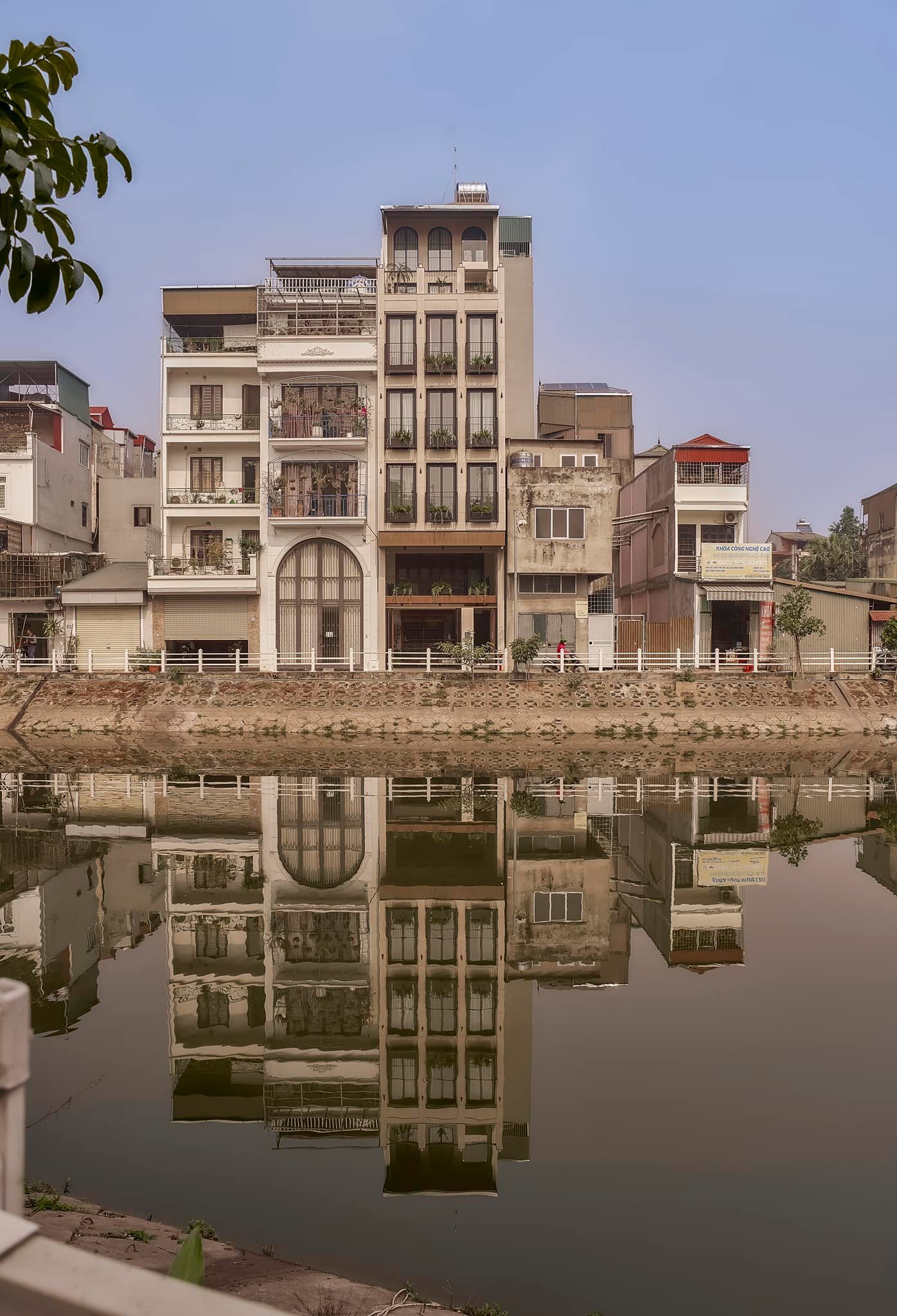 Phi vụ đầu tư 'mát tay' của Hà Linh: Sau 3 năm, mảnh đất 13 tỷ tăng giá gấp đôi, thu nhập thụ động từ tiền thuê nhà 50 triệu/ tháng, không phải đi thuê văn phòng cho công ty riêng. (Ảnh: NV) Phi vụ đầu tư 'mát tay' của Hà Linh: Sau 3 năm, mảnh đất 13 tỷ tăng giá gấp đôi, thu nhập thụ động từ tiền thuê nhà 50 triệu/ tháng, không phải đi thuê văn phòng cho công ty riêng. (Ảnh: NV)