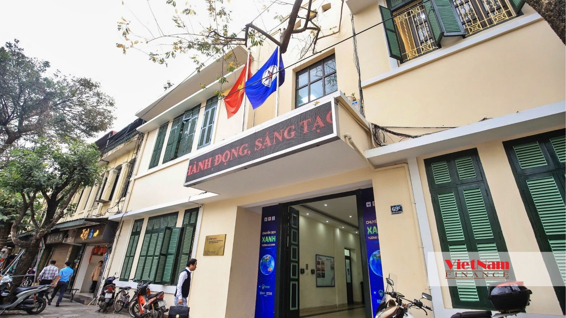Điện lực Hoàn Kiếm sẽ chuyển về trụ sở Xí nghiệp Quản lý và Phát triển nhà tại 13 Đường Thành. Điện lực Hoàn Kiếm sẽ chuyển về trụ sở Xí nghiệp Quản lý và Phát triển nhà tại 13 Đường Thành.