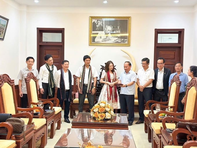 Lý Nhã Kỳ đề ngh sẽ hợp tác và hỗ trợ cùng với tỉnh trong việc tổ chức lễ hội văn hóa cồng chiêng vào tháng 11 tới. Lý Nhã Kỳ đề ngh sẽ hợp tác và hỗ trợ cùng với tỉnh trong việc tổ chức lễ hội văn hóa cồng chiêng vào tháng 11 tới.