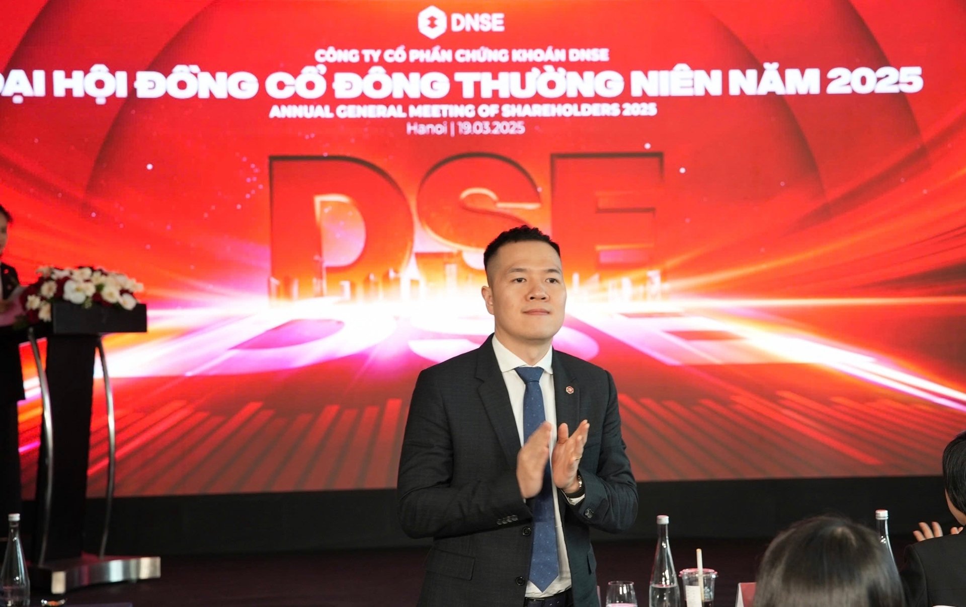 Theo ông Nguyễn Hoàng Giang, một trong những lý do DNSE không thực sự chú trọng vào mảng tự doanh là mong muốn xây dựng dịch vụ nền tảng, từ đó tăng doanh thu dịch vụ bền vững cho khách hàng Theo ông Nguyễn Hoàng Giang, một trong những lý do DNSE không thực sự chú trọng vào mảng tự doanh là mong muốn xây dựng dịch vụ nền tảng, từ đó tăng doanh thu dịch vụ bền vững cho khách hàng