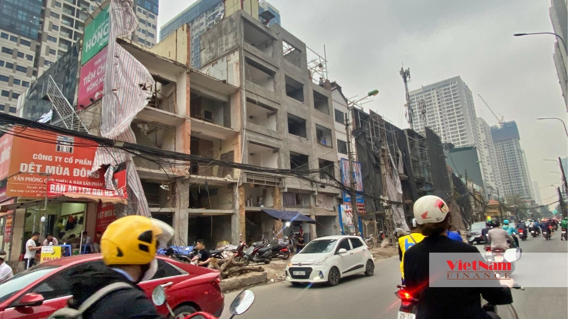 Trên tuyến đường này hiện có khoảng 20 căn nhà đang được chỉnh trang mặt tiền sau khi bị cắt xén để phục vụ giải phóng mặt bằng. Trên tuyến đường này hiện có khoảng 20 căn nhà đang được chỉnh trang mặt tiền sau khi bị cắt xén để phục vụ giải phóng mặt bằng.