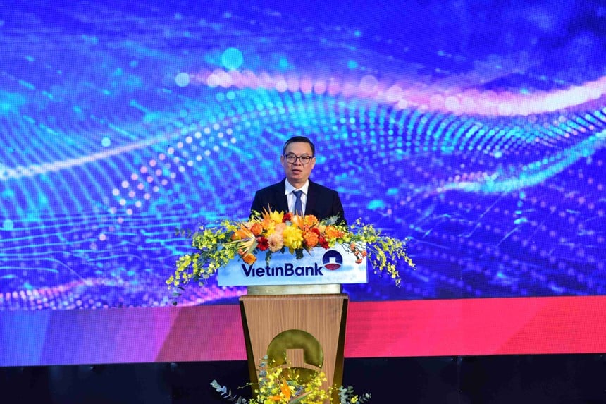 Ngân hàng xoay trục: Cắt giảm chi nhánh, sa thải cả nghìn nhân sự - Ảnh 1 Ngân hàng xoay trục: Cắt giảm chi nhánh, sa thải cả nghìn nhân sự - Ảnh 1