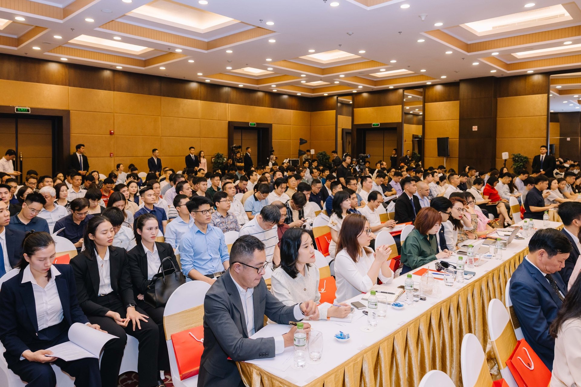 Màn đối thoại đầy ấn tượng của tỷ phú Phạm Nhật Vượng và cổ đông Vingroup - Ảnh 3 Màn đối thoại đầy ấn tượng của tỷ phú Phạm Nhật Vượng và cổ đông Vingroup - Ảnh 3