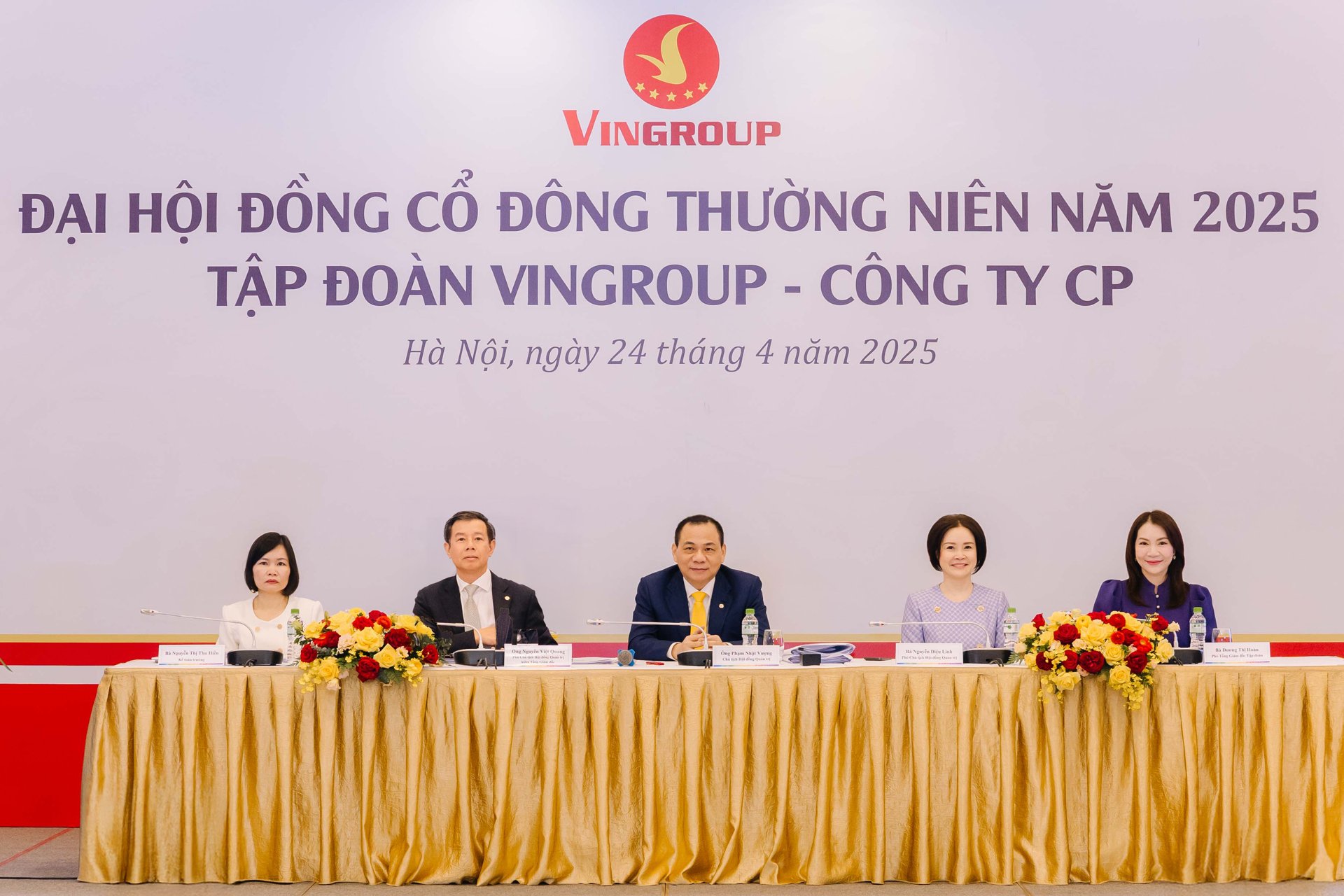 Màn đối thoại đầy ấn tượng của tỷ phú Phạm Nhật Vượng và cổ đông Vingroup - Ảnh 1 Màn đối thoại đầy ấn tượng của tỷ phú Phạm Nhật Vượng và cổ đông Vingroup - Ảnh 1