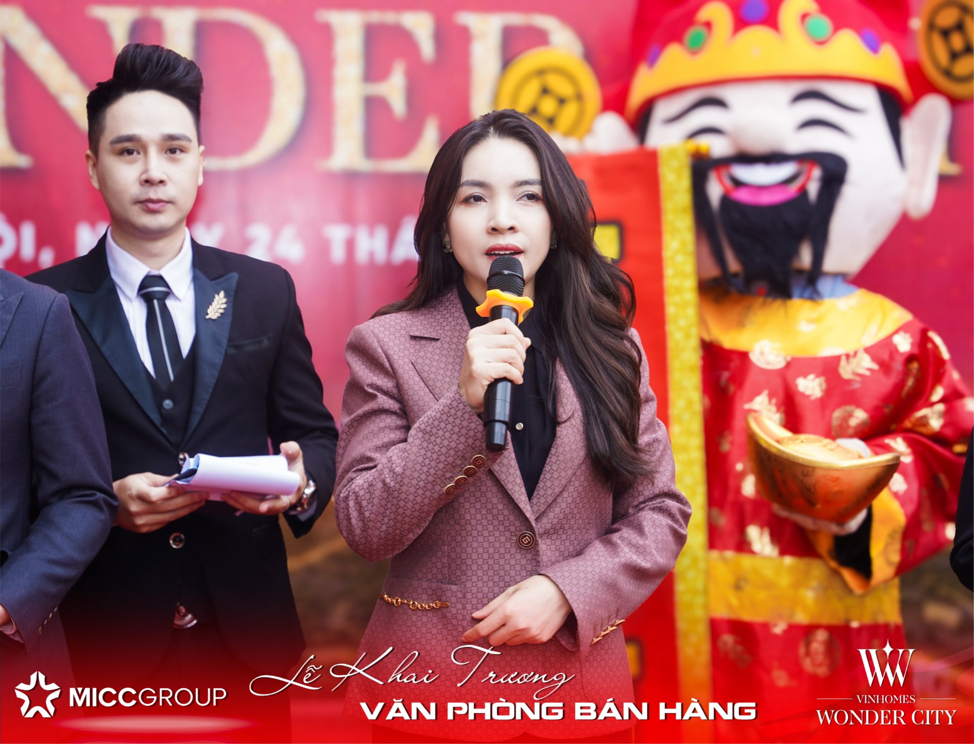 Bà Nguyễn Thuỳ Dung phát biểu tại lễ khai trương một văn phòng bán hàng công ty. Bà Nguyễn Thuỳ Dung phát biểu tại lễ khai trương một văn phòng bán hàng công ty.