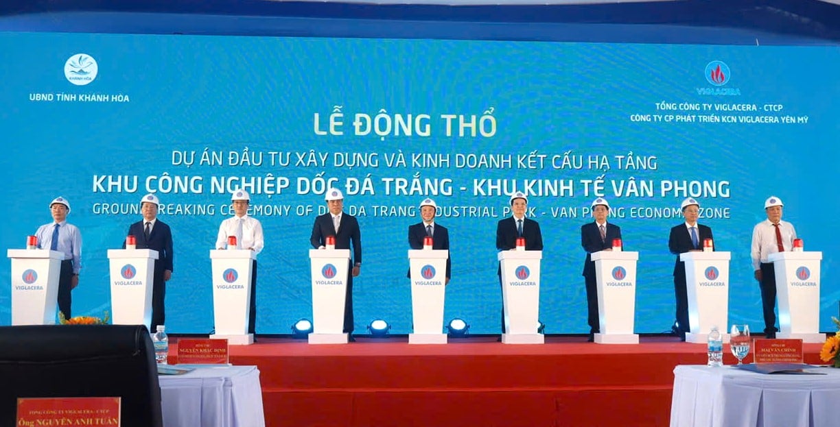 Lễ động thổ dự án Đầu tư xây dựng và kinh doanh kết cấu hạ tầng KCN Dốc Đá Trắng. Lễ động thổ dự án Đầu tư xây dựng và kinh doanh kết cấu hạ tầng KCN Dốc Đá Trắng.