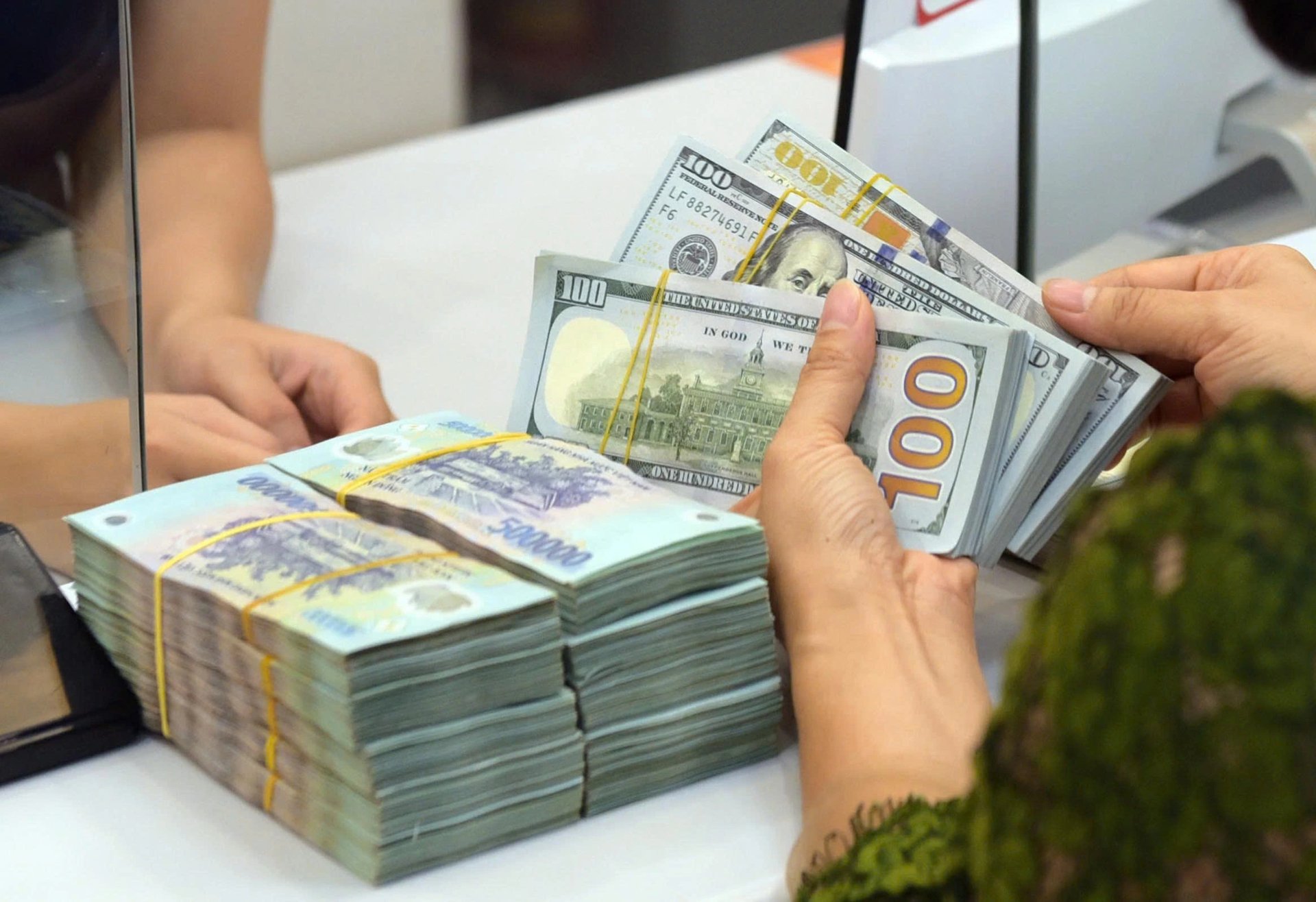 Tỷ giá USD/VND là một trong những vấn đề khiến giới đầu tư lo ngại. Tỷ giá USD/VND là một trong những vấn đề khiến giới đầu tư lo ngại.