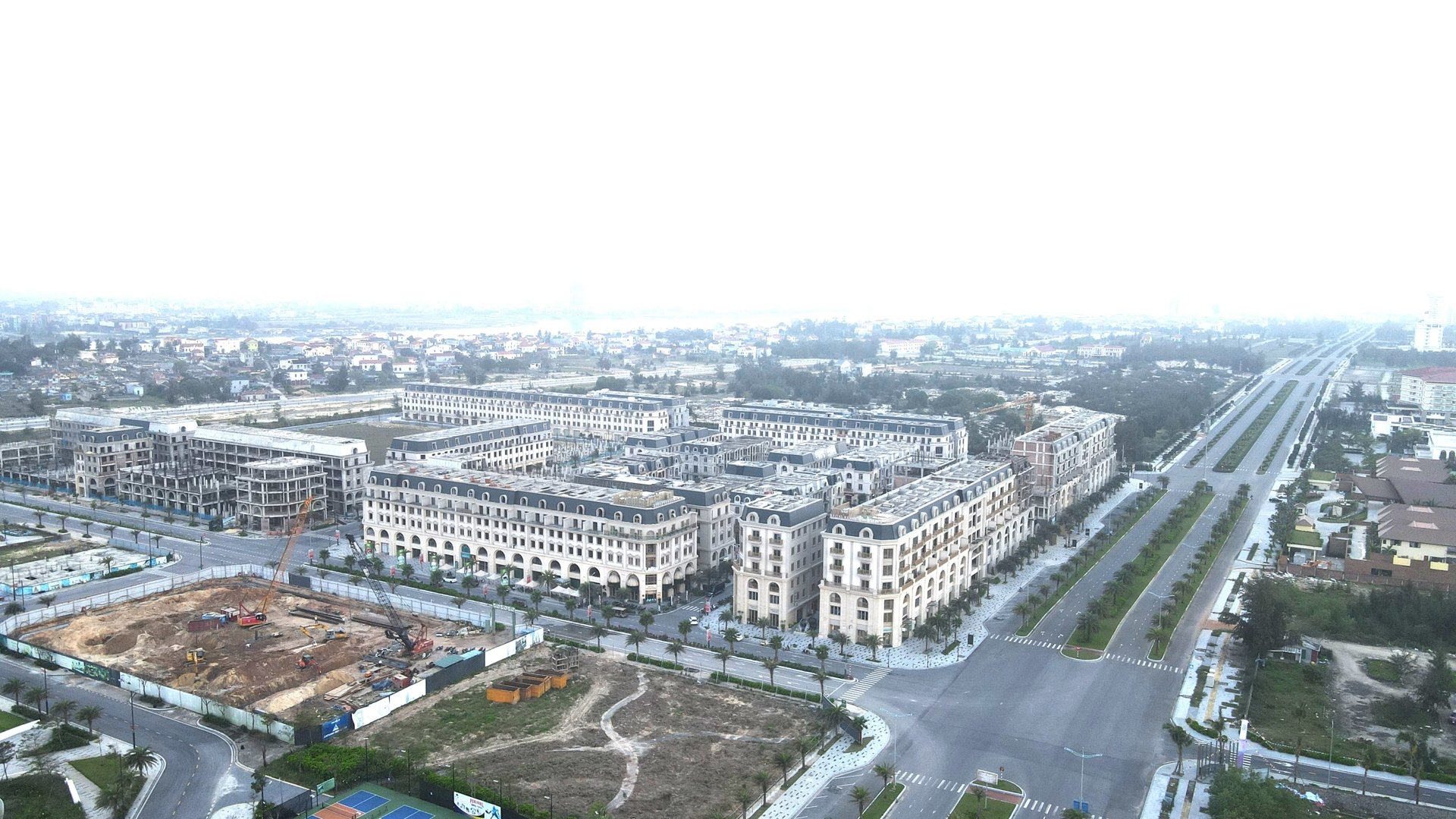 Khu bán đảo Bảo Ninh, TP. Đồng Hới (Quảng Bình) đang được các nhà đầu tư “đổ bộ” về xây dựng giúp thị trường BĐS khu vực Bắc Trung Bộ “ấm”lên. Khu bán đảo Bảo Ninh, TP. Đồng Hới (Quảng Bình) đang được các nhà đầu tư “đổ bộ” về xây dựng giúp thị trường BĐS khu vực Bắc Trung Bộ “ấm”lên.