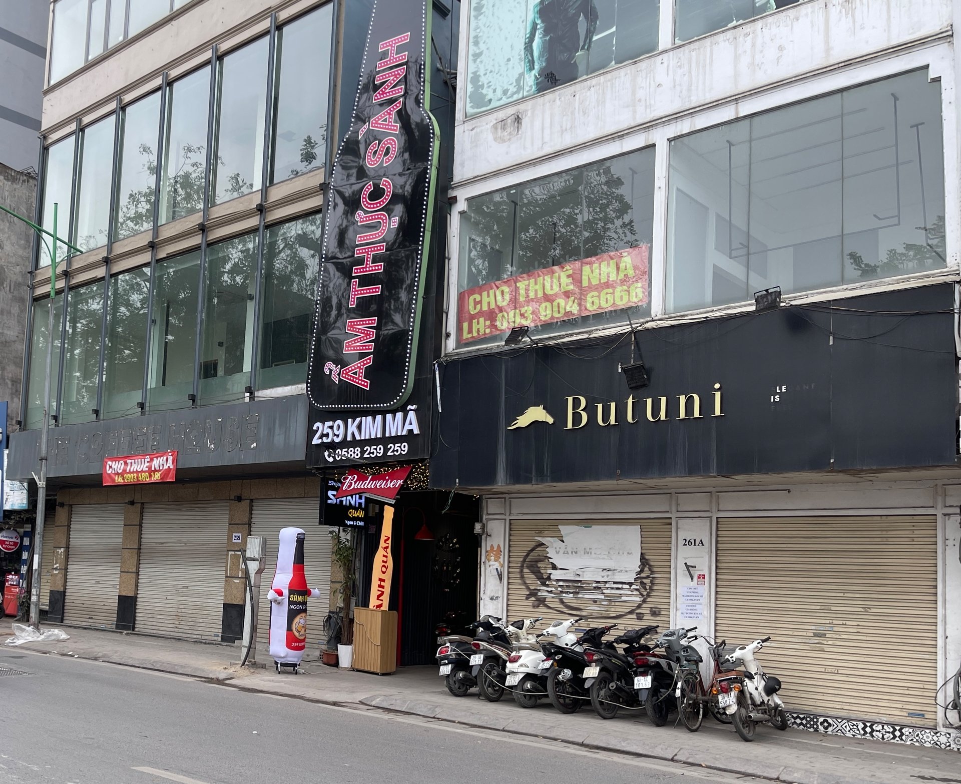Mặt bằng “ế”, tận dụng vỉa hè cho thuê trông giữ xe. Mặt bằng “ế”, tận dụng vỉa hè cho thuê trông giữ xe. 