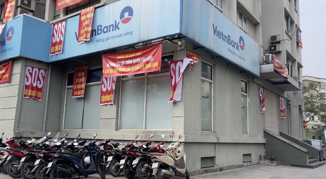 Cả vạn m2 sàn thương mại ế ẩm, phủ bụi giữa chung cư kín người - Ảnh 1 Cả vạn m2 sàn thương mại ế ẩm, phủ bụi giữa chung cư kín người - Ảnh 1