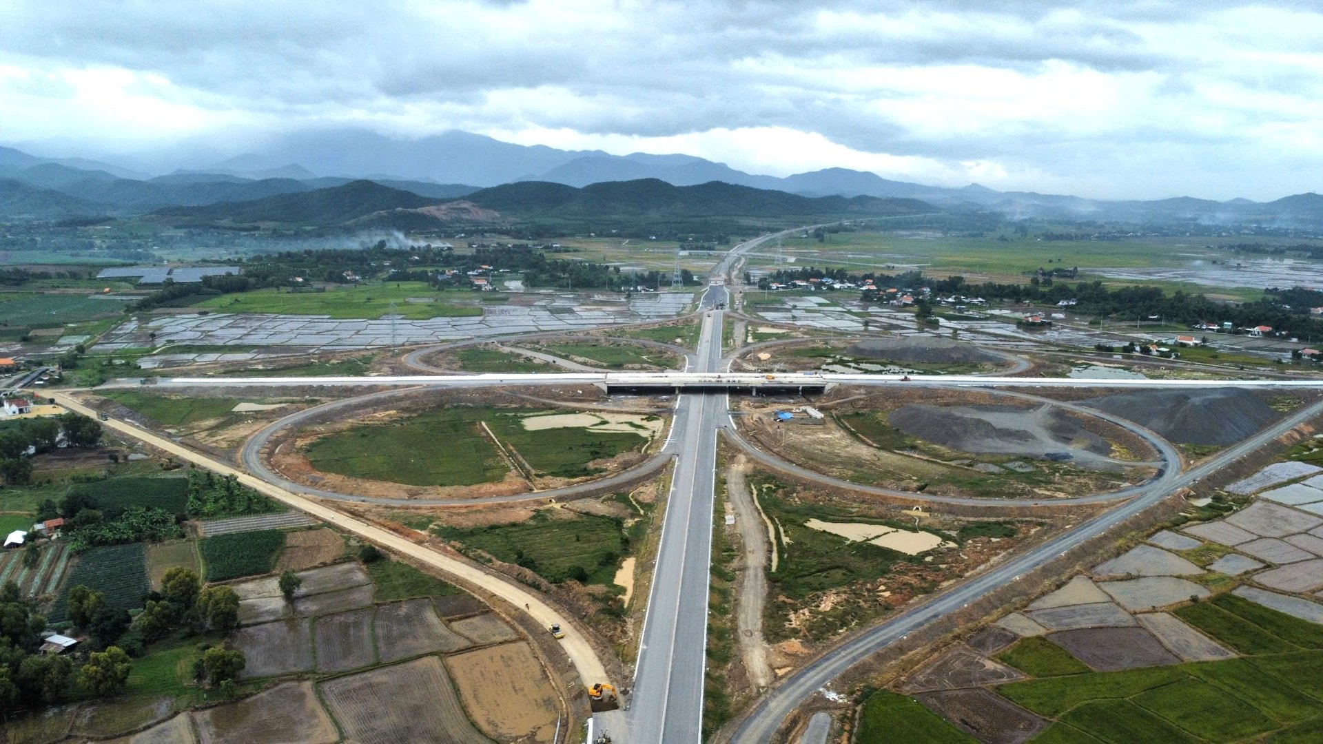 Nút giao giữa cao tốc Khánh Hòa – Buôn Ma Thuột với cao tốc Bắc – Nam. Nút giao giữa cao tốc Khánh Hòa – Buôn Ma Thuột với cao tốc Bắc – Nam. 