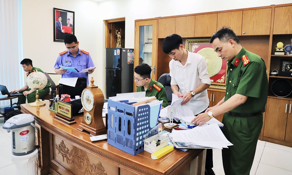 Cơ quan Cảnh sát điều tra Công an tỉnh Bắc Giang khám xét tại phòng làm việc của bị can Ngô Duy Lượng. Cơ quan Cảnh sát điều tra Công an tỉnh Bắc Giang khám xét tại phòng làm việc của bị can Ngô Duy Lượng.