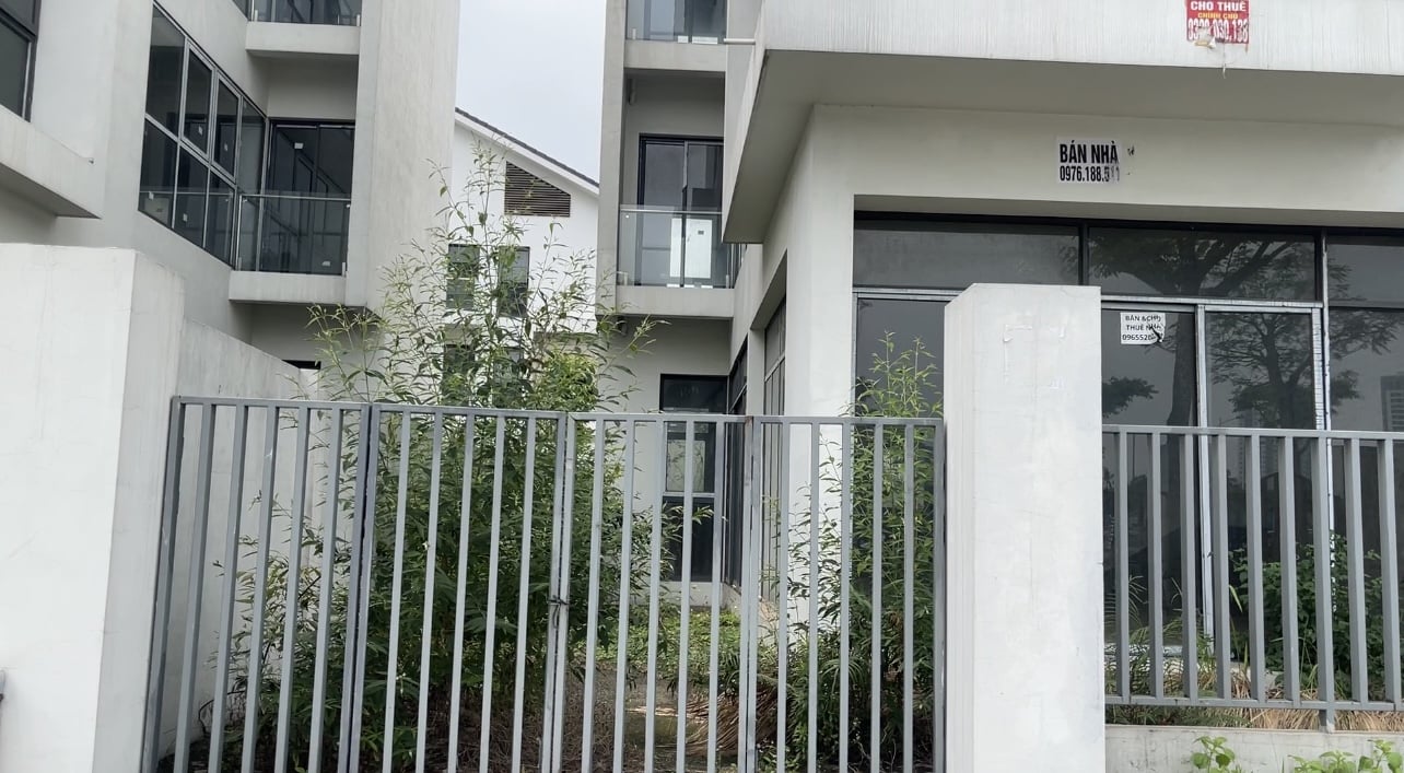 Shophouse bỏ không, cỏ mọc um tùm, hạ tầng xuống cấp. Shophouse bỏ không, cỏ mọc um tùm, hạ tầng xuống cấp. 