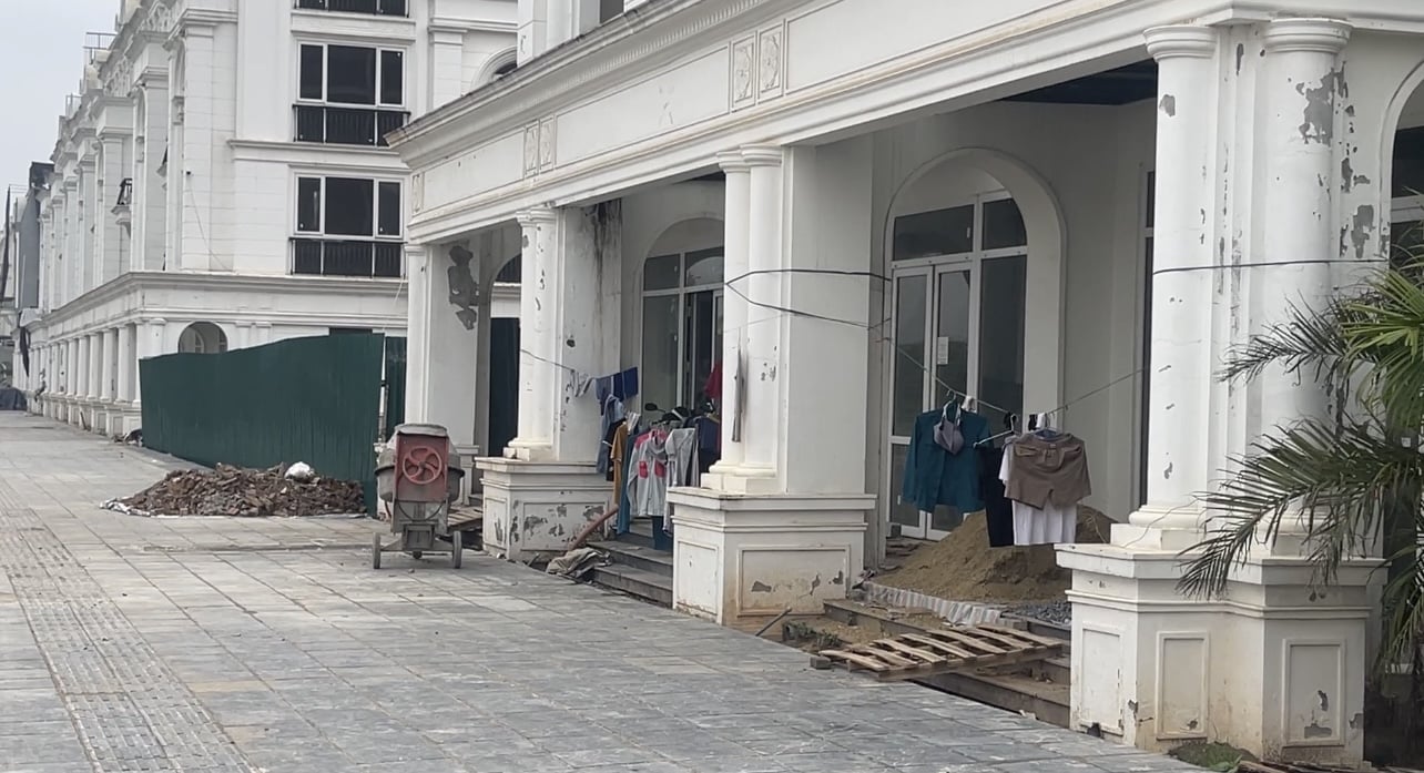 Shophouse xa hoa nay trở thành chỗ ở tạm cho công nhân xây dựng. Shophouse xa hoa nay trở thành chỗ ở tạm cho công nhân xây dựng. 