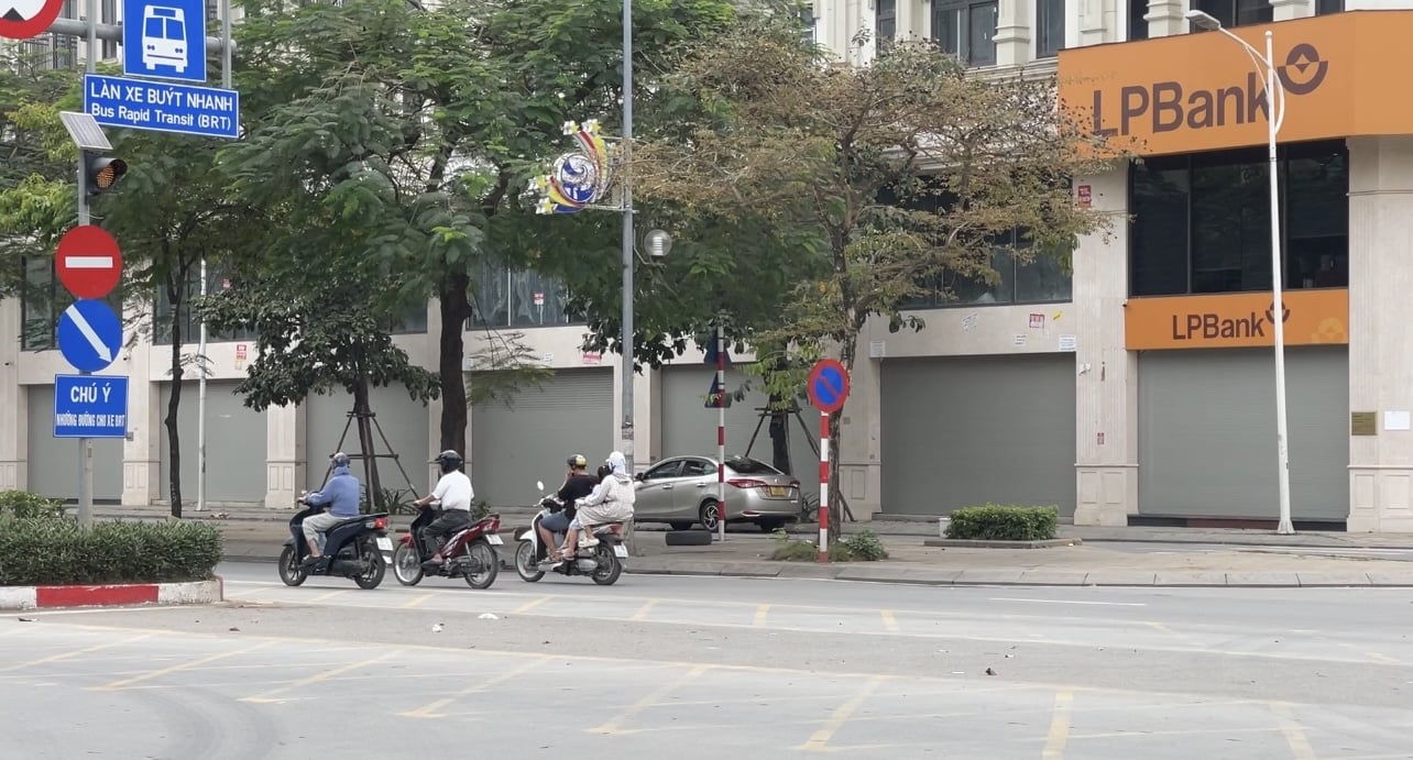Shophouse bỏ không hàng loạt dù nằm ở mặt tiền đông đúc cư dân. Shophouse bỏ không hàng loạt dù nằm ở mặt tiền đông đúc cư dân. 