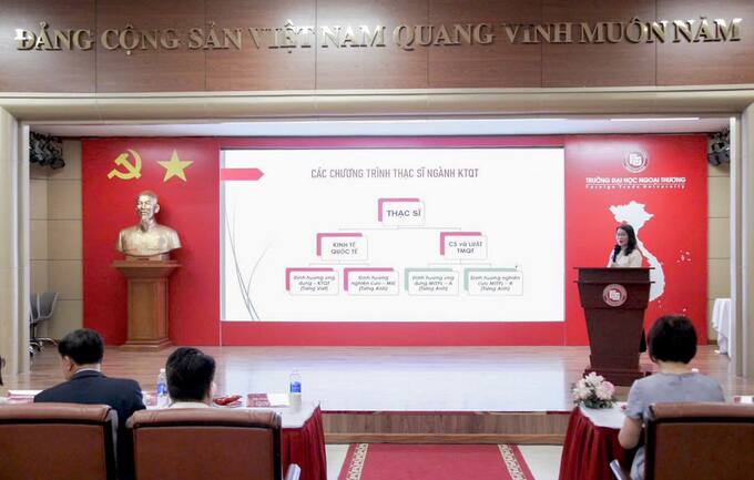 PGS. TS Nguyễn Thị Tường Anh - Phó Trưởng khoa KTQT giới thiệu các chương trình đào tạo sau đại học của khoa KTQT. PGS. TS Nguyễn Thị Tường Anh - Phó Trưởng khoa KTQT giới thiệu các chương trình đào tạo sau đại học của khoa KTQT.