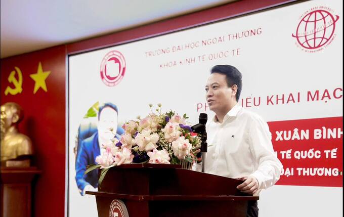 PGS. TS Hoàng Xuân Bình, Trưởng khoa KTQT phát biểu khai mạc toạ đàm. PGS. TS Hoàng Xuân Bình, Trưởng khoa KTQT phát biểu khai mạc toạ đàm.