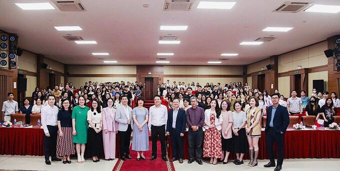 Tập thể khách mời, diễn giả, cán bộ giảng viên chụp hình cùng các học viên, sinh viên có mặt tại sự kiện. Tập thể khách mời, diễn giả, cán bộ giảng viên chụp hình cùng các học viên, sinh viên có mặt tại sự kiện.