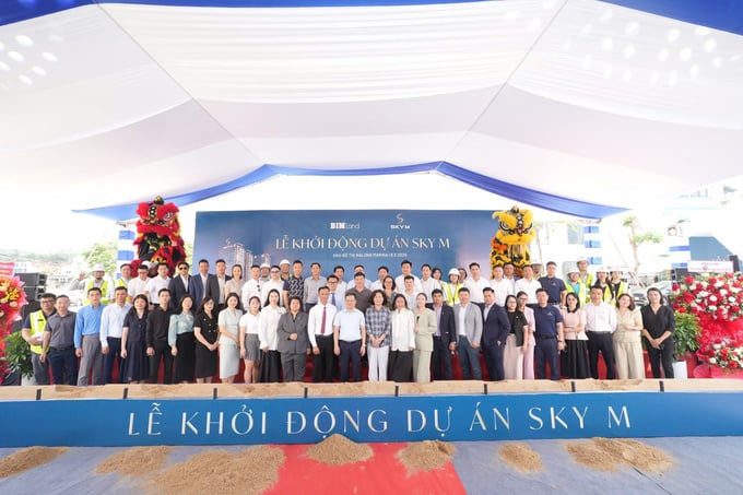 Đại diện BIM Land cùng các đối tác chụp ảnh lưu niệm tại sự kiện khởi động dự án SkyM. Đại diện BIM Land cùng các đối tác chụp ảnh lưu niệm tại sự kiện khởi động dự án SkyM.